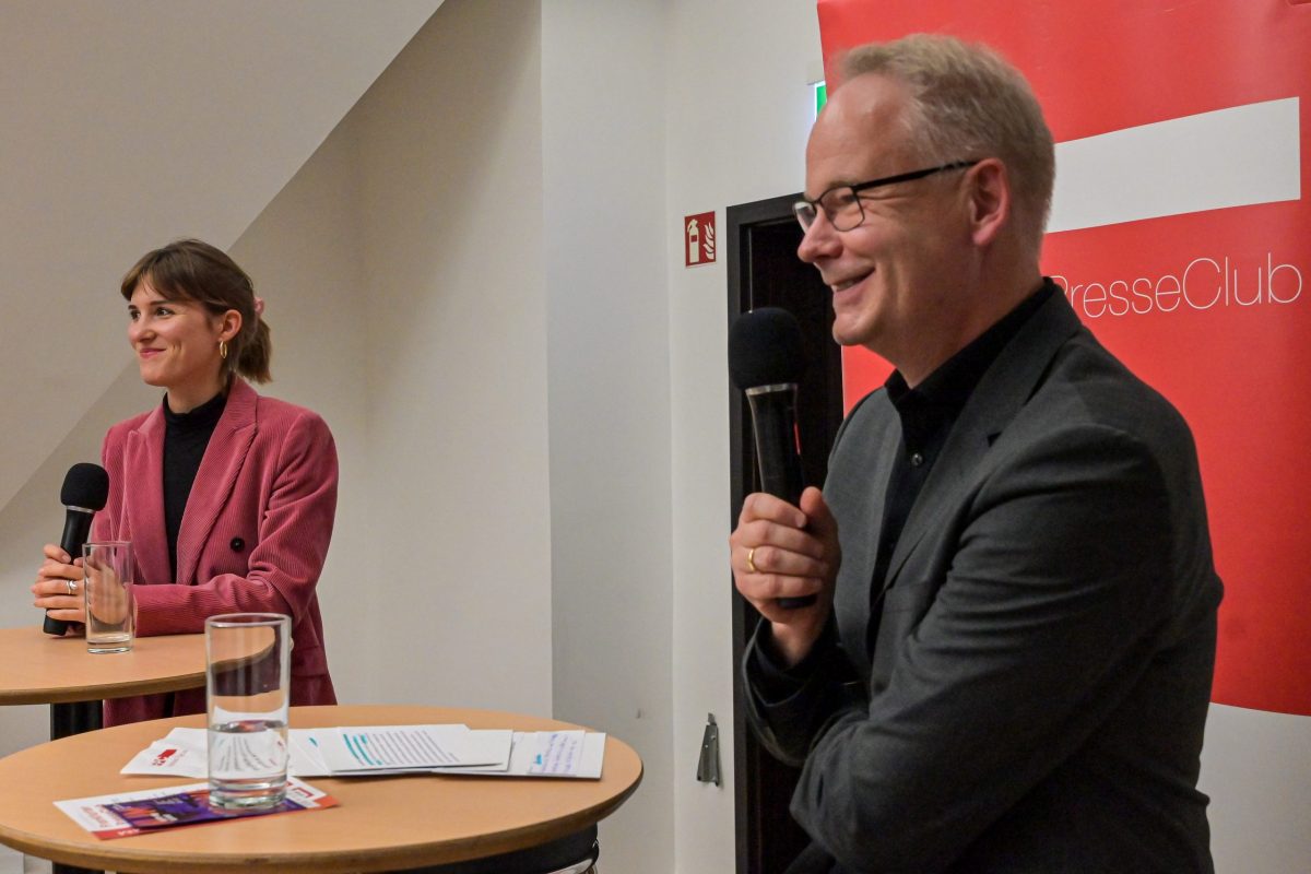 Frankfurt am Main, 09.10.2025, Stadtteil Westend, Ulmenstrasse 20, Frankfurter-Presseclub, Clubabend: Zwischen Frontlinien und Fakten“ mit Sophie von der Tann (Nahost-Korrespondentin ARD Studio Tel Aviv). HIER: Mit Moderator Carsten Knop (FPC-Vizepräsident / Herausgeber FAZ).( c) FOTO: Rainer Rüffer (Rueffer)