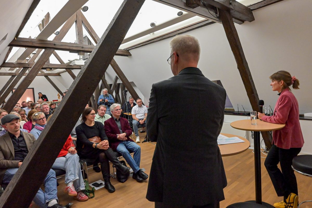 Frankfurt am Main, 09.10.2025, Stadtteil Westend, Ulmenstrasse 20, Frankfurter-Presseclub, Clubabend: Zwischen Frontlinien und Fakten“ mit Sophie von der Tann (Nahost-Korrespondentin ARD Studio Tel Aviv). HIER: Mit Moderator Carsten Knop (FPC-Vizepräsident / Herausgeber FAZ). (c) FOTO: Rainer Rüffer (Rueffer)