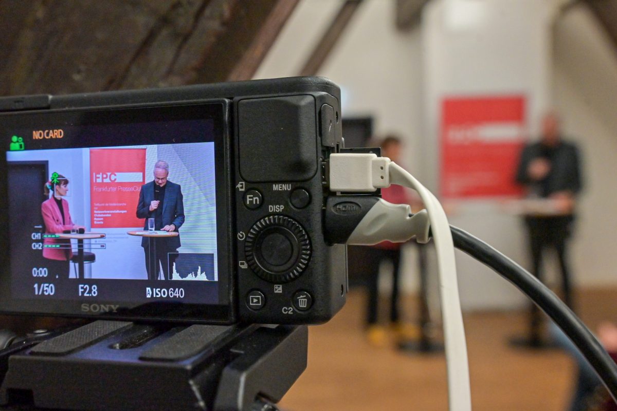 Frankfurt am Main, 09.10.2025, Stadtteil Westend, Ulmenstrasse 20, Frankfurter-Presseclub, Clubabend: Zwischen Frontlinien und Fakten“ mit Sophie von der Tann (Nahost-Korrespondentin ARD Studio Tel Aviv). HIER: Mit Moderator Carsten Knop (FPC-Vizepräsident / Herausgeber FAZ).(c) FOTO: Rainer Rüffer (Rueffer)