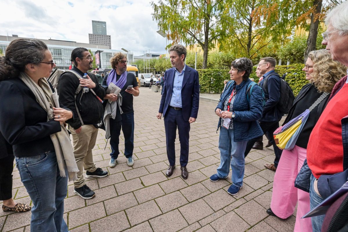 Frankfurt am Main, 17.10.2025 Messegelände. 15 Mitglieder des Frankfurter PresseClubs sind in der Riihe Hausbesuch am 17. Oktoberbei der Frankfurter Buchmesse zu Gast. Um 14:00 Uhr treffen sie den Unternehmenssprecher Dr. Torsten Casimir (m.) zu einem Informationsgespräch. Der ehemalige Chefredakteur des Fachmagazins „Börsenblatt“ leitet seit Januar 2023 die Kommunikationsabteilung der Buchmesse. Er ist mitverantwortlich für die Entwicklung neuer inhaltlicher Angebote und den Ausbau von Partnerschaften für die weltgrößte Plattform der Publishing-Branche und der Creative Industries.(c) FOTO: Rainer Rüffer (Rueffer)