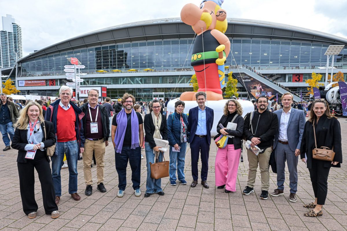 Frankfurt am Main, 17.10.2025 Messegelände. 15 Mitglieder des Frankfurter PresseClubs sind in der Riihe Hausbesuch am 17. Oktoberbei der Frankfurter Buchmesse zu Gast. Um 14:00 Uhr treffen sie den Unternehmenssprecher Dr. Torsten Casimir (m.) zu einem Informationsgespräch. Der ehemalige Chefredakteur des Fachmagazins „Börsenblatt“ leitet seit Januar 2023 die Kommunikationsabteilung der Buchmesse. Er ist mitverantwortlich für die Entwicklung neuer inhaltlicher Angebote und den Ausbau von Partnerschaften für die weltgrößte Plattform der Publishing-Branche und der Creative Industries. (c) FOTO: Rainer Rüffer (Rueffer)