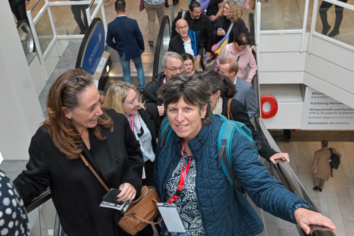 Frankfurt am Main, 17.10.2025 Messegelände. 15 Mitglieder des Frankfurter PresseClubs sind in der Riihe Hausbesuch am 17. Oktoberbei der Frankfurter Buchmesse zu Gast. Um 14:00 Uhr treffen sie den Unternehmenssprecher Dr. Torsten Casimir zu einem Informationsgespräch. Der ehemalige Chefredakteur des Fachmagazins „Börsenblatt“ leitet seit Januar 2023 die Kommunikationsabteilung der Buchmesse. Er ist mitverantwortlich für die Entwicklung neuer inhaltlicher Angebote und den Ausbau von Partnerschaften für die weltgrößte Plattform der Publishing-Branche und der Creative Industries. (c) FOTO: Rainer Rüffer (Rueffer)