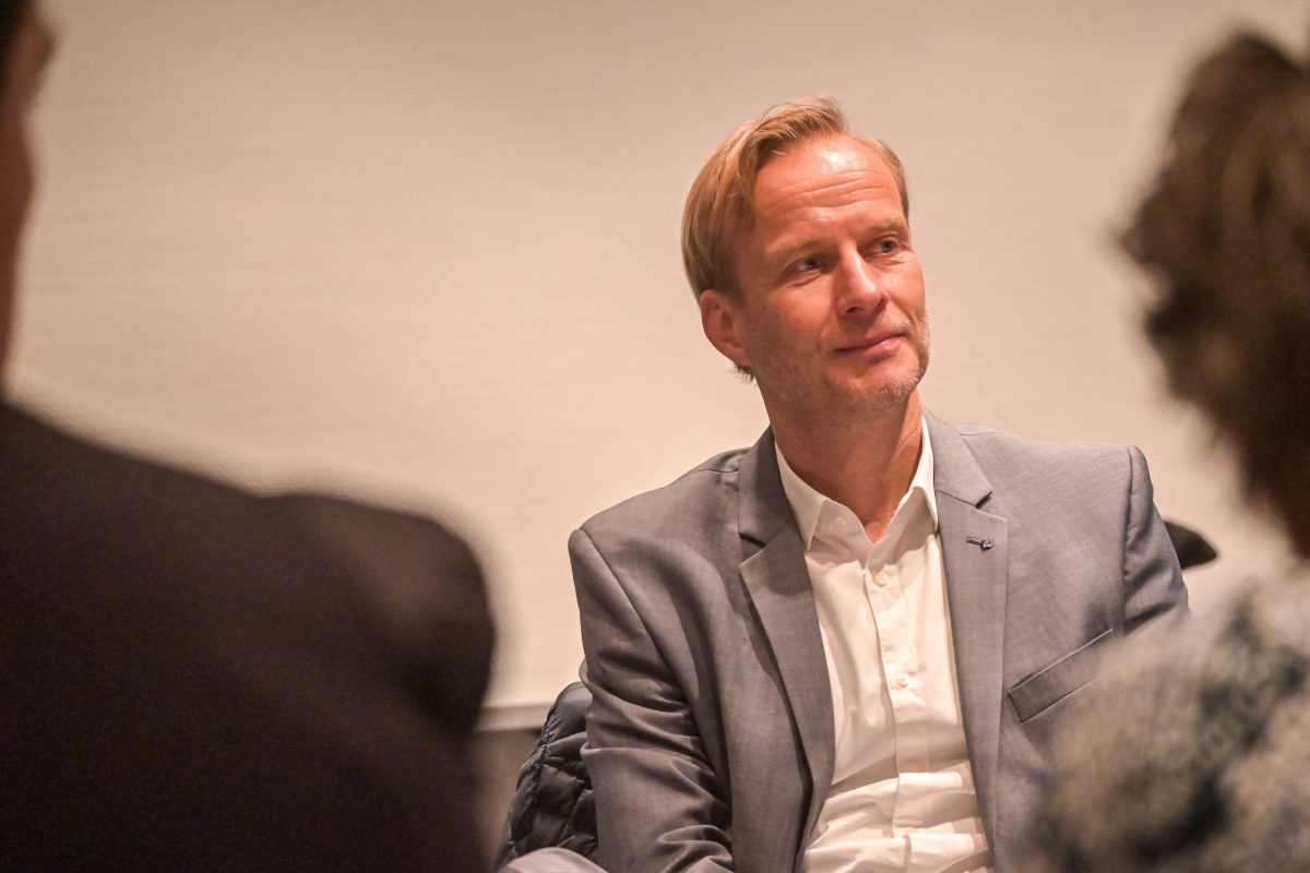 Frankfurt am Main, 17.10.2025 Messegelände. 15 Mitglieder des Frankfurter PresseClubs sind in der Riihe Hausbesuch am 17. Oktoberbei der Frankfurter Buchmesse zu Gast. Um 14:00 Uhr treffen sie den Unternehmenssprecher Dr. Torsten Casimir zu einem Informationsgespräch. Der ehemalige Chefredakteur des Fachmagazins „Börsenblatt“ leitet seit Januar 2023 die Kommunikationsabteilung der Buchmesse. Er ist mitverantwortlich für die Entwicklung neuer inhaltlicher Angebote und den Ausbau von Partnerschaften für die weltgrößte Plattform der Publishing-Branche und der Creative Industries. (c) FOTO: Rainer Rüffer (Rueffer)