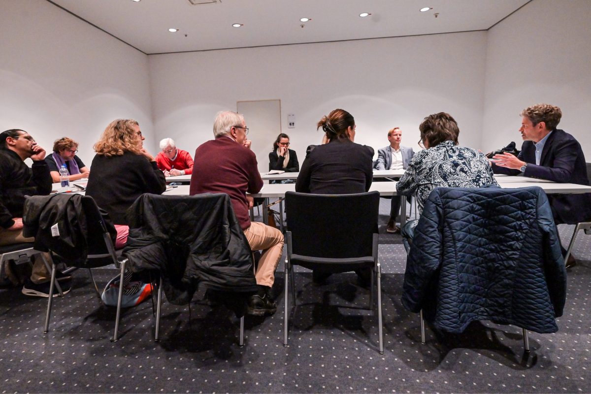 Frankfurt am Main, 17.10.2025 Messegelände. 15 Mitglieder des Frankfurter PresseClubs sind in der Riihe Hausbesuch am 17. Oktoberbei der Frankfurter Buchmesse zu Gast. Um 14:00 Uhr treffen sie den Unternehmenssprecher Dr. Torsten Casimir (r.) zu einem Informationsgespräch. Der ehemalige Chefredakteur des Fachmagazins „Börsenblatt“ leitet seit Januar 2023 die Kommunikationsabteilung der Buchmesse. Er ist mitverantwortlich für die Entwicklung neuer inhaltlicher Angebote und den Ausbau von Partnerschaften für die weltgrößte Plattform der Publishing-Branche und der Creative Industries. (c) FOTO: Rainer Rüffer (Rueffer)