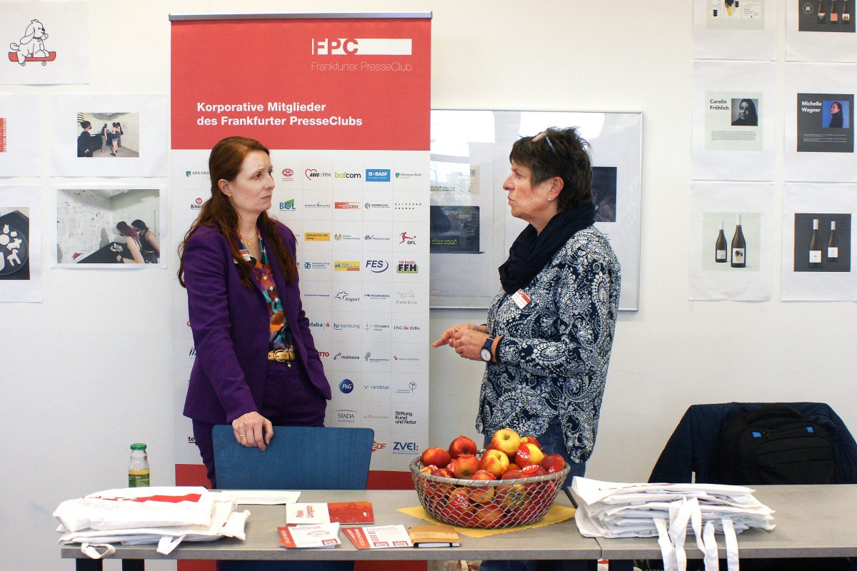 Jungjournalistentag (JJT) 2025 in der Media University Frankfurt. Petra Tursky-Hartmann vom Frankfurter Presseclub FPC, im Gespräch mit Anna Moldenhauer