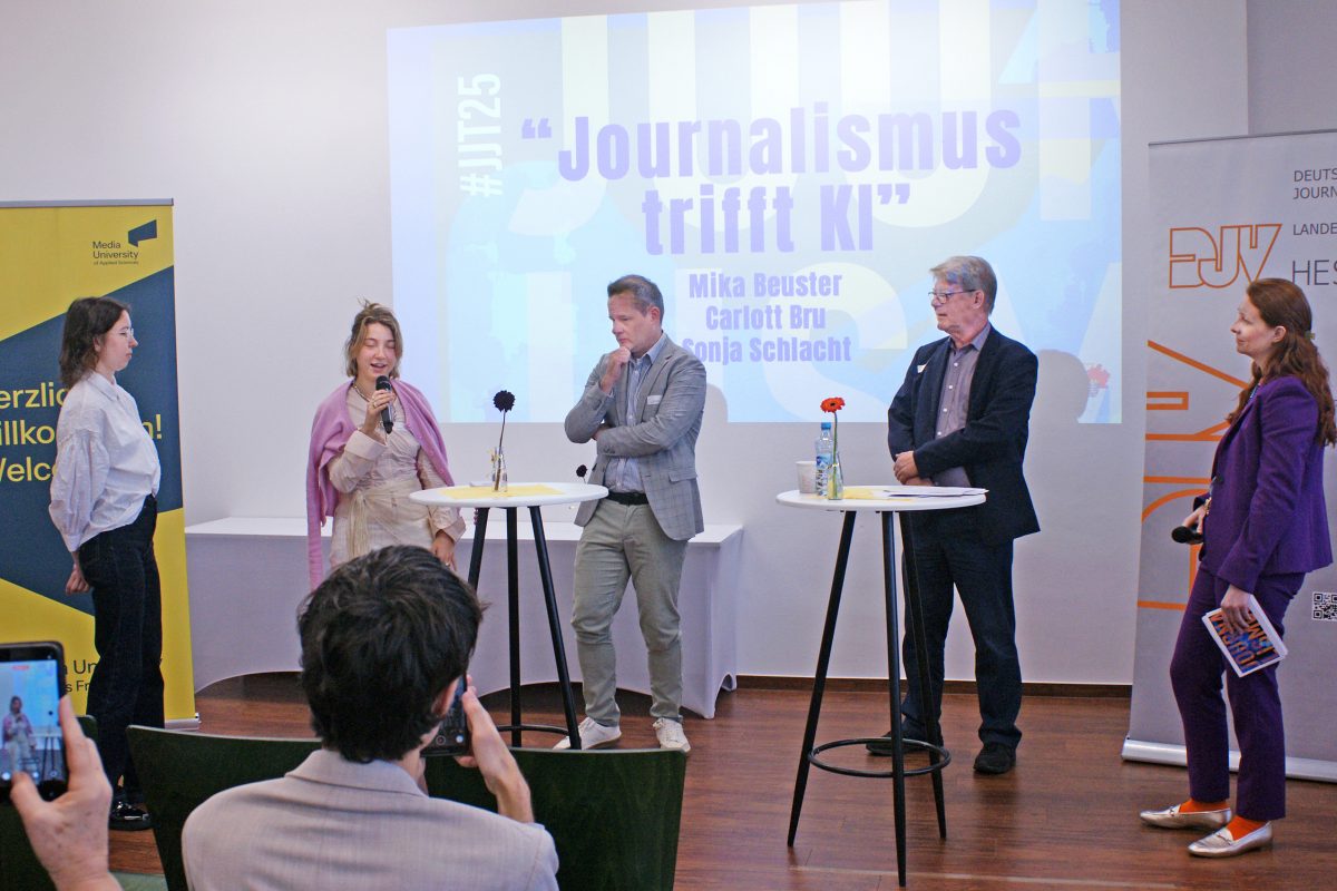 Jungjournalistentag (JJT) 2025 in der Media University Frankfurt. Podiumsdiskussion Journalismus trifft KI. v.l. Sonja Sclacht, Carlott Bru, Mika Beuster DJV Bundesvorsitzender, Knud Zilian 1. Vors. DJV Landesverband hessen, Anna Moldenhauer FPC Frankfurter Presseclub
