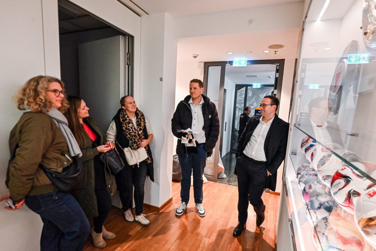 Frankfurt am Main, 05.11.2025, Stadtteil Westend, Ulmenstrasse 20, Frankfurter-Presseclub, Clubabend Thema "Fußball zwischen Kulturgut und Kommerz“ – Kommunikation im Spannungsfeld" Darüber diskutiert FPC- Vorstandsmitglied Nina Mülhens mit Sonja Pahl (Leiterin der Sportredaktion der FFH MEDIENGRUPPE) und Tobias Kaufmann (Direktor Kommunikation DFL Deutsche Fußball Liga GmbH). HIER: Bei der DFL.
.(c) FOTO: Rainer Rüffer (Rueffer)