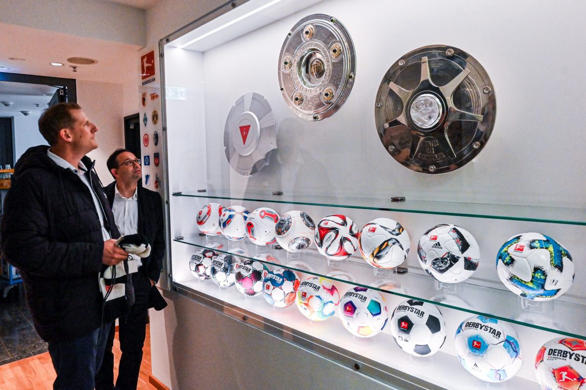 Frankfurt am Main, 05.11.2025, Stadtteil Westend, Ulmenstrasse 20, Frankfurter-Presseclub, Clubabend Thema "Fußball zwischen Kulturgut und Kommerz“ – Kommunikation im Spannungsfeld" Darüber diskutiert FPC- Vorstandsmitglied Nina Mülhens mit Sonja Pahl (Leiterin der Sportredaktion der FFH MEDIENGRUPPE) und Tobias Kaufmann (Direktor Kommunikation DFL Deutsche Fußball Liga GmbH). HIER: Bei der DFL.
(c) FOTO: Rainer Rüffer (Rueffer)