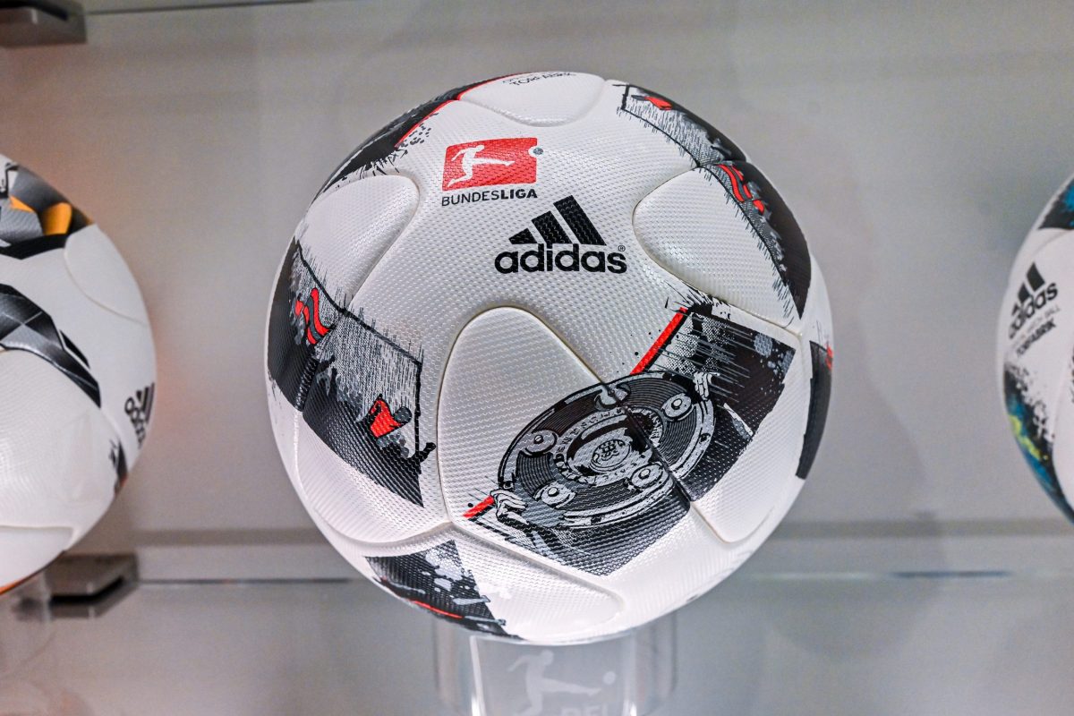 Frankfurt am Main, 05.11.2025, Stadtteil Westend, Ulmenstrasse 20, Frankfurter-Presseclub, Clubabend Thema "Fußball zwischen Kulturgut und Kommerz“ – Kommunikation im Spannungsfeld" Darüber diskutiert FPC- Vorstandsmitglied Nina Mülhens mit Sonja Pahl (Leiterin der Sportredaktion der FFH MEDIENGRUPPE) und Tobias Kaufmann (Direktor Kommunikation DFL Deutsche Fußball Liga GmbH). HIER: Bei der DFL.
.(c) FOTO: Rainer Rüffer (Rueffer)