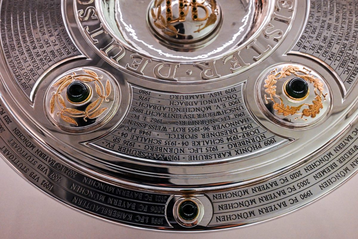 Frankfurt am Main, 05.11.2025, Stadtteil Westend, Ulmenstrasse 20, Frankfurter-Presseclub, Clubabend Thema "Fußball zwischen Kulturgut und Kommerz“ – Kommunikation im Spannungsfeld" Darüber diskutiert FPC- Vorstandsmitglied Nina Mülhens mit Sonja Pahl (Leiterin der Sportredaktion der FFH MEDIENGRUPPE) und Tobias Kaufmann (Direktor Kommunikation DFL Deutsche Fußball Liga GmbH). HIER: Bei der DFL. Bundesliga- Meisterschale. (c) FOTO: Rainer Rüffer (Rueffer)