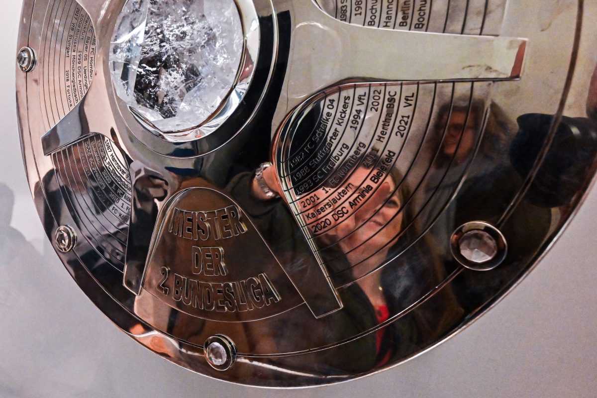 Frankfurt am Main, 05.11.2025, Stadtteil Westend, Ulmenstrasse 20, Frankfurter-Presseclub, Clubabend Thema "Fußball zwischen Kulturgut und Kommerz“ – Kommunikation im Spannungsfeld" Darüber diskutiert FPC- Vorstandsmitglied Nina Mülhens mit Sonja Pahl (Leiterin der Sportredaktion der FFH MEDIENGRUPPE) und Tobias Kaufmann (Direktor Kommunikation DFL Deutsche Fußball Liga GmbH). HIER: Bei der DFL. Bundesliga- Meisterschale. (c) FOTO: Rainer Rüffer (Rueffer)