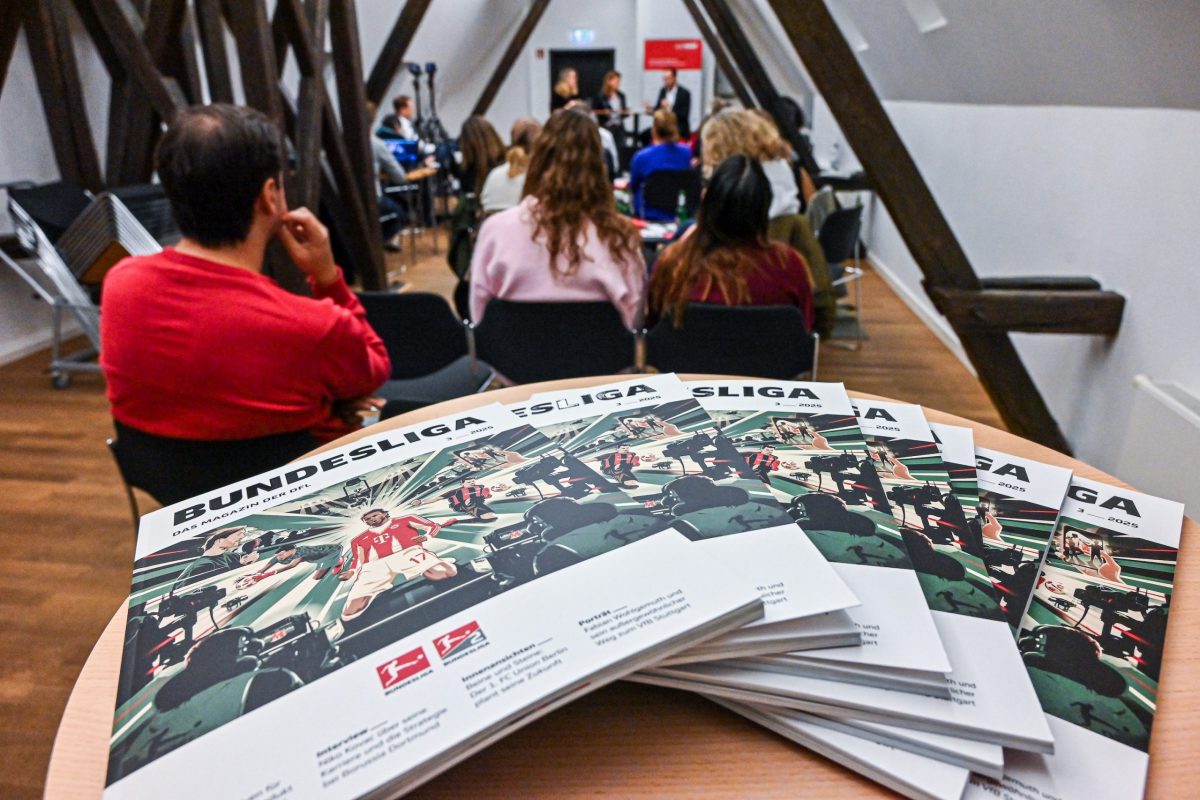 Frankfurt am Main, 05.11.2025, Stadtteil Westend, Ulmenstrasse 20, Frankfurter-Presseclub, Clubabend Thema "Fußball zwischen Kulturgut und Kommerz“ – Kommunikation im Spannungsfeld" Darüber diskutiert FPC- Vorstandsmitglied Nina Mülhens mit Sonja Pahl (Leiterin der Sportredaktion der FFH MEDIENGRUPPE) und Tobias Kaufmann (Direktor Kommunikation DFL Deutsche Fußball Liga GmbH).(c) FOTO: Rainer Rüffer (Rueffer)