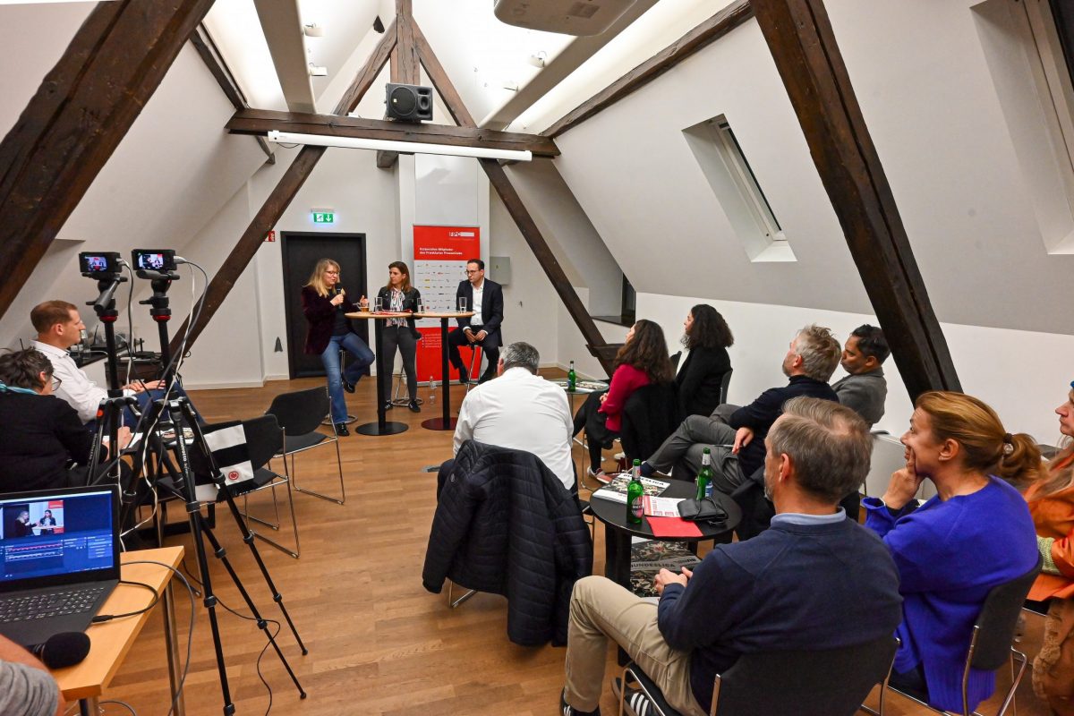 Frankfurt am Main, 05.11.2025, Stadtteil Westend, Ulmenstrasse 20, Frankfurter-Presseclub, Clubabend Thema "Fußball zwischen Kulturgut und Kommerz“ – Kommunikation im Spannungsfeld" Darüber diskutiert FPC- Vorstandsmitglied Nina Mülhens mit Sonja Pahl (Leiterin der Sportredaktion der FFH MEDIENGRUPPE) und Tobias Kaufmann (Direktor Kommunikation DFL Deutsche Fußball Liga GmbH) (BILD). (c) FOTO: Rainer Rüffer (Rueffer)