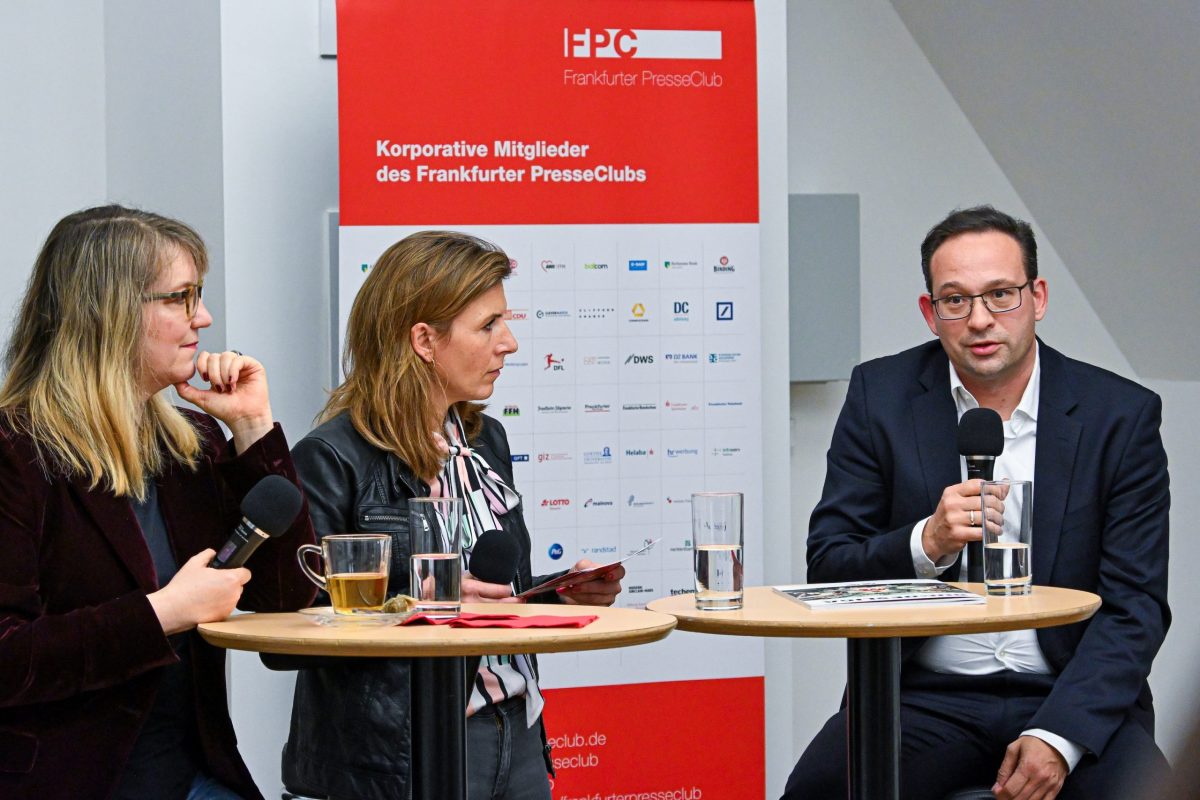 Frankfurt am Main, 05.11.2025, Stadtteil Westend, Ulmenstrasse 20, Frankfurter-Presseclub, Clubabend Thema "Fußball zwischen Kulturgut und Kommerz“ – Kommunikation im Spannungsfeld" Darüber diskutiert FPC- Vorstandsmitglied Nina Mülhens (m.) mit Sonja Pahl (Leiterin der Sportredaktion der FFH MEDIENGRUPPE) (l.) und Tobias Kaufmann (Direktor Kommunikation DFL Deutsche Fußball Liga GmbH).(c) FOTO: Rainer Rüffer (Rueffer)