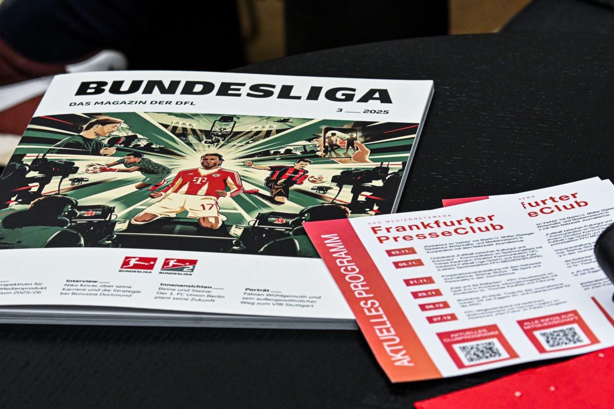Frankfurt am Main, 05.11.2025, Stadtteil Westend, Ulmenstrasse 20, Frankfurter-Presseclub, Clubabend Thema "Fußball zwischen Kulturgut und Kommerz“ – Kommunikation im Spannungsfeld" Darüber diskutiert FPC- Vorstandsmitglied Nina Mülhens mit Sonja Pahl (Leiterin der Sportredaktion der FFH MEDIENGRUPPE) und Tobias Kaufmann (Direktor Kommunikation DFL Deutsche Fußball Liga GmbH). (c) FOTO: Rainer Rüffer (Rueffer)