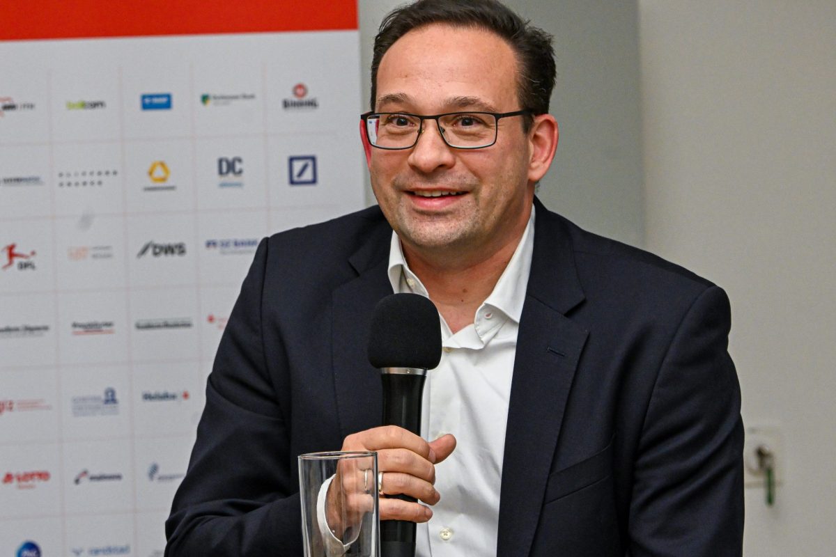 Frankfurt am Main, 05.11.2025, Stadtteil Westend, Ulmenstrasse 20, Frankfurter-Presseclub, Clubabend Thema "Fußball zwischen Kulturgut und Kommerz“ – Kommunikation im Spannungsfeld" Darüber diskutiert FPC- Vorstandsmitglied Nina Mülhens mit Sonja Pahl (Leiterin der Sportredaktion der FFH MEDIENGRUPPE) und Tobias Kaufmann (Direktor Kommunikation DFL Deutsche Fußball Liga GmbH) (BILD). .(c) FOTO: Rainer Rüffer (Rueffer)