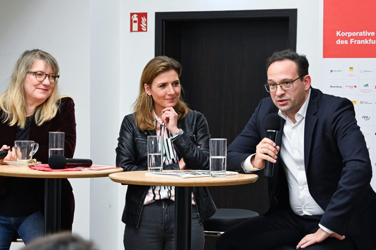 Frankfurt am Main, 05.11.2025, Stadtteil Westend, Ulmenstrasse 20, Frankfurter-Presseclub, Clubabend Thema "Fußball zwischen Kulturgut und Kommerz“ – Kommunikation im Spannungsfeld" Darüber diskutiert FPC- Vorstandsmitglied Nina Mülhens (m.) mit Sonja Pahl (Leiterin der Sportredaktion der FFH MEDIENGRUPPE) und Tobias Kaufmann (Direktor Kommunikation DFL Deutsche Fußball Liga GmbH) (r.). (c) FOTO: Rainer Rüffer (Rueffer)