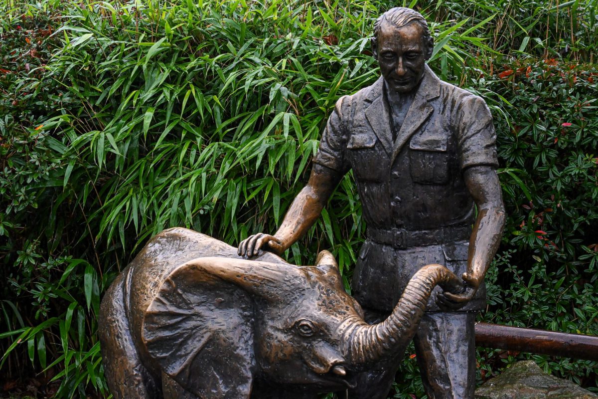 Kronberg im Taunus, 29.11.2025, Der Frankfurter-Presseclub im Opel-Zoo (Reihe Hausbesuch). HIER: Bronze Skulptur für Zoogründer Dr. Georg von Opel. (c) FOTO: Rainer Rüffer (Rueffer)