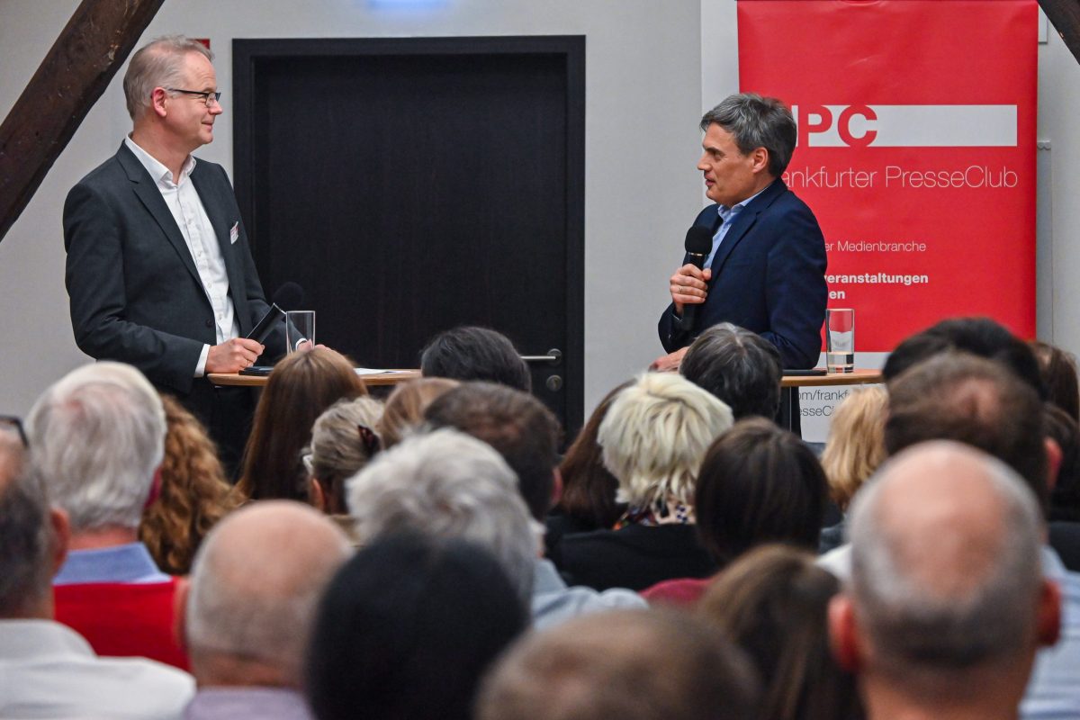 Frankfurt am Main, 28.01.2026, Stadtteil Westend, Ulmenstrasse 20, Frankfurter Preesseclub (FPC) Clubabend mit ZDF-Intendant Norbert Himmler (r.). Moderation Carsten Knop (FAZ / FPC-Vizepräsident). (c) FOTO: Rainer Rüffer (Rueffer)