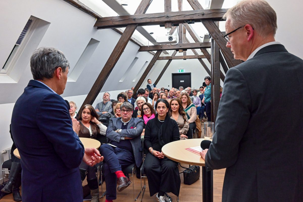 Frankfurt am Main, 28.01.2026, Stadtteil Westend, Ulmenstrasse 20, Frankfurter Preesseclub (FPC) Clubabend mit ZDF-Intendant Norbert Himmler (l.). Moderation Carsten Knop (FAZ / FPC-Vizepräsident). (c) FOTO: Rainer Rüffer (Rueffer)
