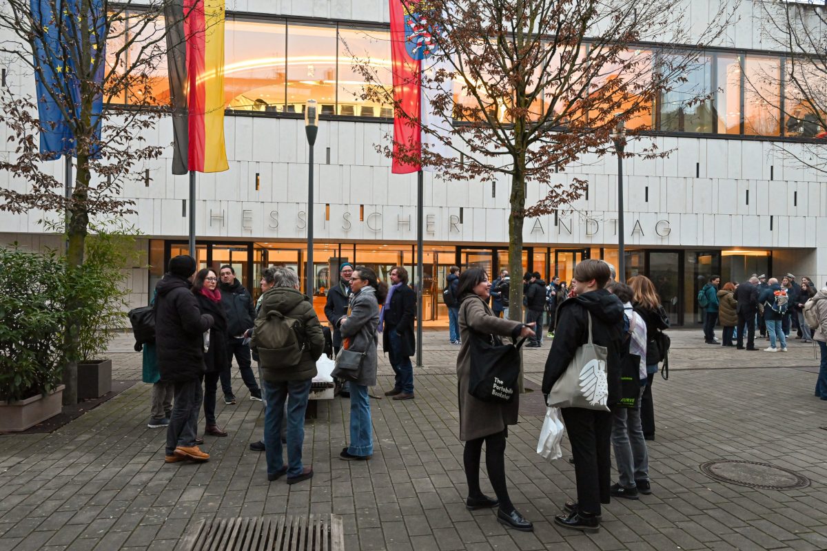 Wiesbaden, 04.02.2026, Hesssicher Landtag, Fortbildungsreise des Frankfurter Presseclubs (FPC) zum Hessischen Landtag. Teilnahme an der Plenarsitzung, Gespräch mit Vertretern der Fraktionen und der Landtagspräsidentin Astrid Wallmann (CDU). HIER: Die Gruppe vor dem Landtag. (c) FOTO: Rainer Rüffer (Rueffer)