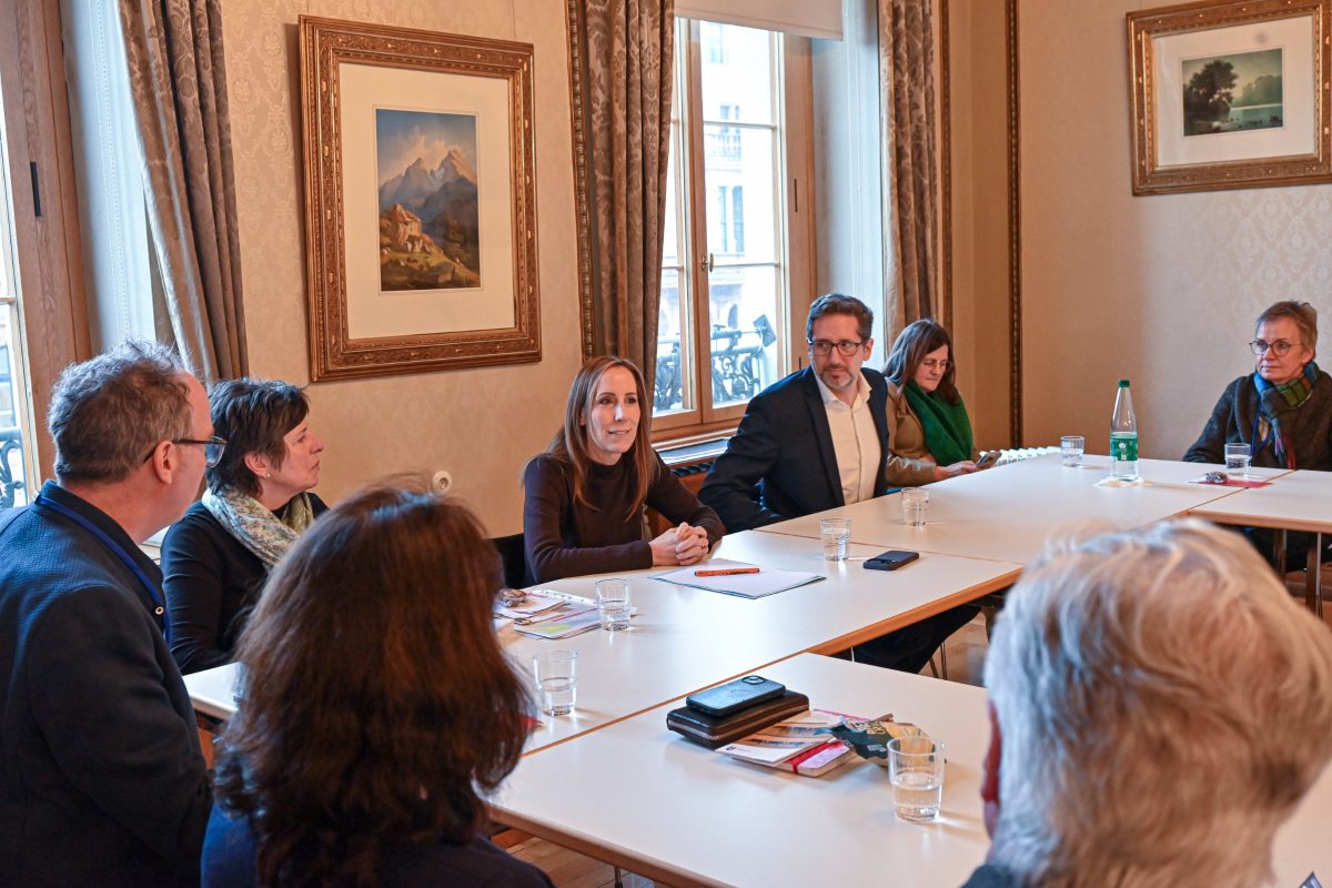 Wiesbaden, 05.02.2026, Hesssicher Landtag, Fortbildungsreise des Frankfurter Presseclubs (FPC) zum Hessischen Landtag. Teilnahme an der Plenarsitzung, Gespräch mit Vertretern der Fraktionen und der Landtagspräsidentin Astrid Wallmann (CDU) (FOTO m.). (c) FOTO: Rainer Rüffer (Rueffer)