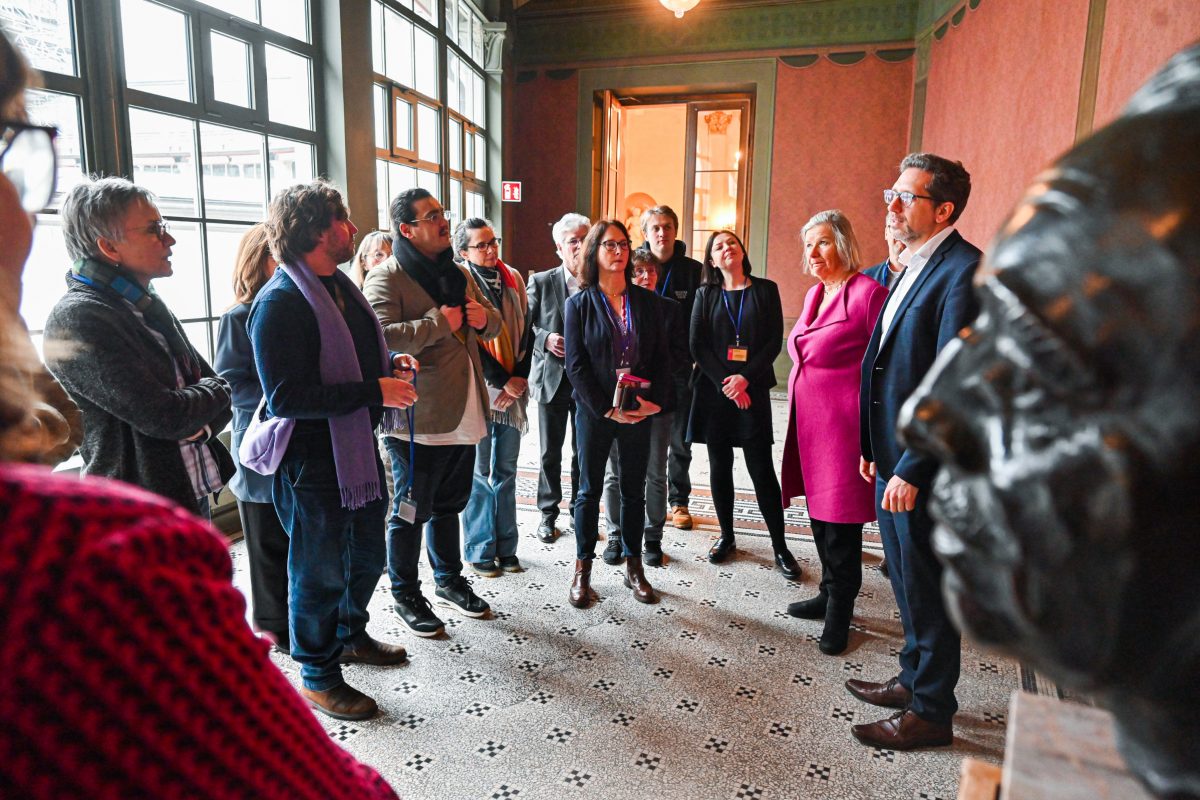 Wiesbaden, 05.02.2026, Hesssicher Landtag, Fortbildungsreise des Frankfurter Presseclubs (FPC) zum Hessischen Landtag. Teilnahme an der Plenarsitzung, Gespräch mit Vertretern der Fraktionen und der Landtagspräsidentin Astrid Wallmann (CDU). HIER: Die Gruppe im Wintergarten des Landtags mit Pressesprecher Holer (ganz rechts). (c) FOTO: Rainer Rüffer (Rueffer)