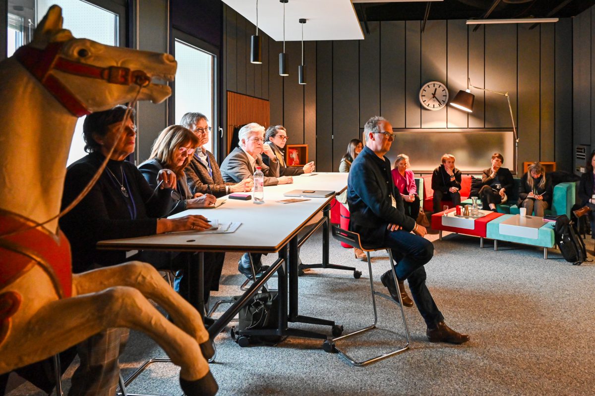 Wiesbaden, 05.02.2026, Hesssicher Landtag, Fortbildungsreise des Frankfurter Presseclubs (FPC) zum Hessischen Landtag. Teilnahme an der Plenarsitzung, Gespräch mit Vertretern der Fraktionen und der Landtagspräsidentin Astrid Wallmann (CDU). HIER: Besuch im hr-Studio Wiesbaden. (c) FOTO: Rainer Rüffer (Rueffer)