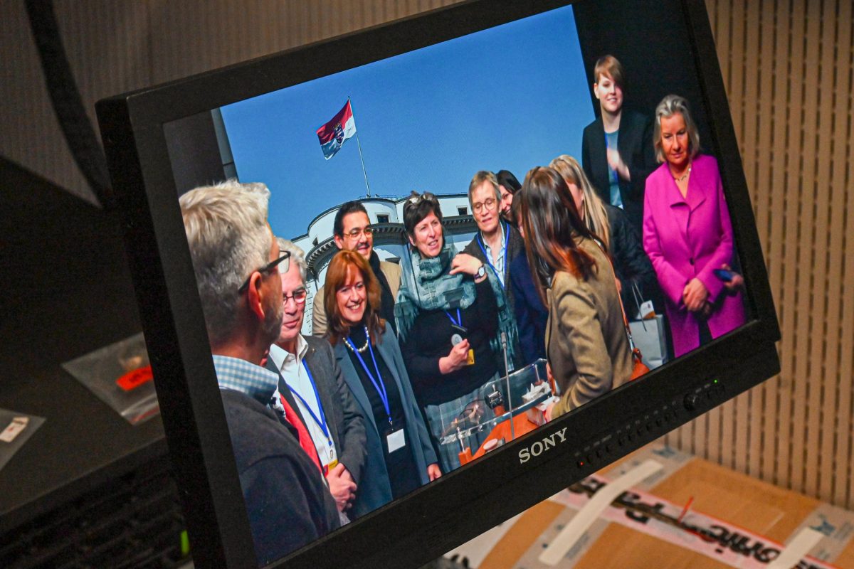 Wiesbaden, 05.02.2026, Hesssicher Landtag, Fortbildungsreise des Frankfurter Presseclubs (FPC) zum Hessischen Landtag. Teilnahme an der Plenarsitzung, Gespräch mit Vertretern der Fraktionen und der Landtagspräsidentin Astrid Wallmann (CDU). HIER: Besuch im hr-Studio Wiesbaden. Die Gruppe auf dem Fernsehmonitor.(c) FOTO: Rainer Rüffer (Rueffer)