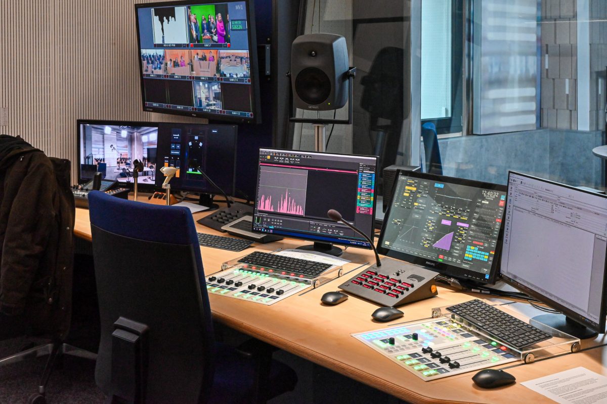 Wiesbaden, 05.02.2026, Hesssicher Landtag, Fortbildungsreise des Frankfurter Presseclubs (FPC) zum Hessischen Landtag. Teilnahme an der Plenarsitzung, Gespräch mit Vertretern der Fraktionen und der Landtagspräsidentin Astrid Wallmann (CDU). HIER: Blick in Regieraum im hr-Studio Wiesbaden. (c) FOTO: Rainer Rüffer (Rueffer)