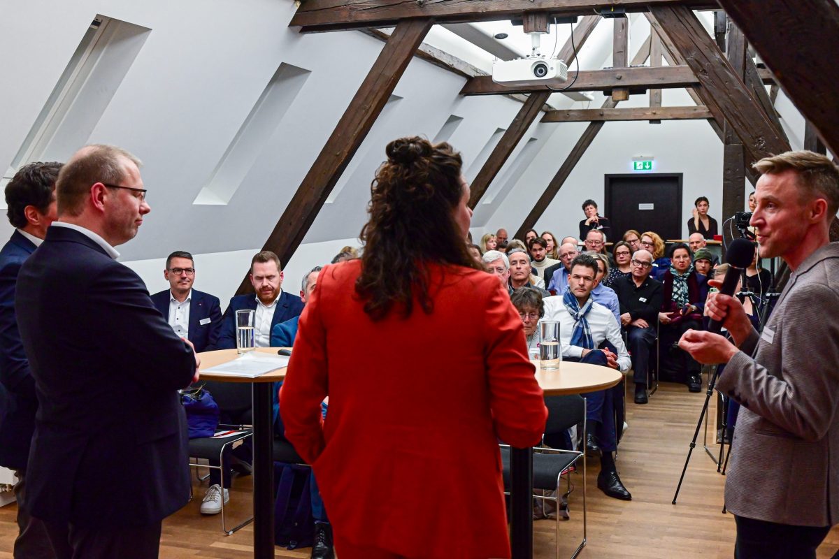 Frankfurt am Main, 17.03.2026, Stadtteil Westend, Ulmenstrasse 20, Frankfurter-Presseclub (FPC). Clubabend: In Zusammenarbeit mit der Leica Camera AG und der Landesgruppe Hessen / Rheinland-Pfalz / Saarland des Bundesverbands der Kommunikatoren „Authentische Fotografie als Gegenpol zu KI-Fakes und Desinformationen“. Dr. Ronny Fritsche (COTO – Leica Camera AG) (m.)
Michael Gottschalk (Head of Content – dpa picture alliance) (r.)
Prof. Christian Schemer (Institut für Publizistik – Johannes Gutenberg-Universität Mainz).MODERATION:
Jana Sauer (Präsidentin – Frankfurter PresseClub e.V.). (c) OTO: Rainer Rüffer (Rueffer)