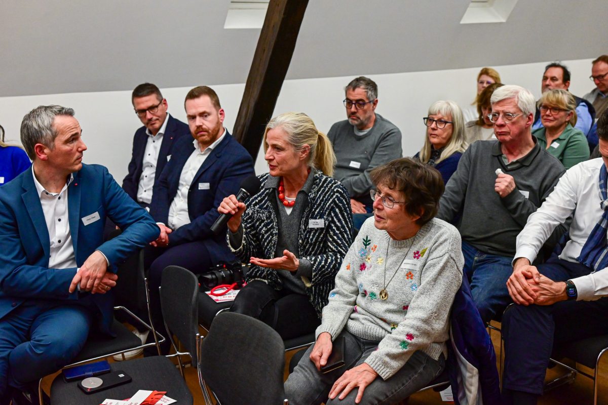 Frankfurt am Main, 17.03.2026, Stadtteil Westend, Ulmenstrasse 20, Frankfurter-Presseclub (FPC). Clubabend: In Zusammenarbeit mit der Leica Camera AG und der Landesgruppe Hessen / Rheinland-Pfalz / Saarland des Bundesverbands der Kommunikatoren „Authentische Fotografie als Gegenpol zu KI-Fakes und Desinformationen“. HIER: Ina Knobloch (DJV) (mit Mikrofon).(c) OTO: Rainer Rüffer (Rueffer)