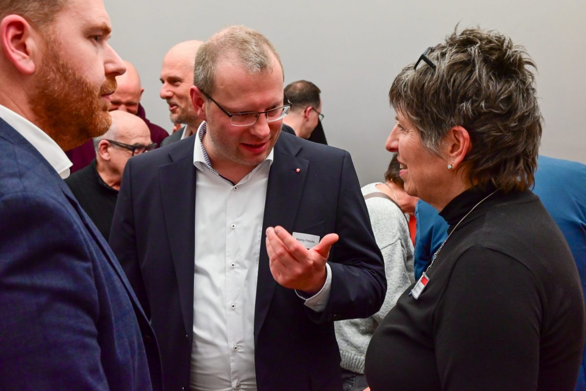 Frankfurt am Main, 17.03.2026, Stadtteil Westend, Ulmenstrasse 20, Frankfurter-Presseclub (FPC). Clubabend: In Zusammenarbeit mit der Leica Camera AG und der Landesgruppe Hessen / Rheinland-Pfalz / Saarland des Bundesverbands der Kommunikatoren „Authentische Fotografie als Gegenpol zu KI-Fakes und Desinformationen“. HIER: Dr. Ronny Fritsche (COTO – Leica Camera AG) (m) und Petra Tursky-Hartmann (FPC).(c) FOTO: Rainer Rüffer (Rueffer)