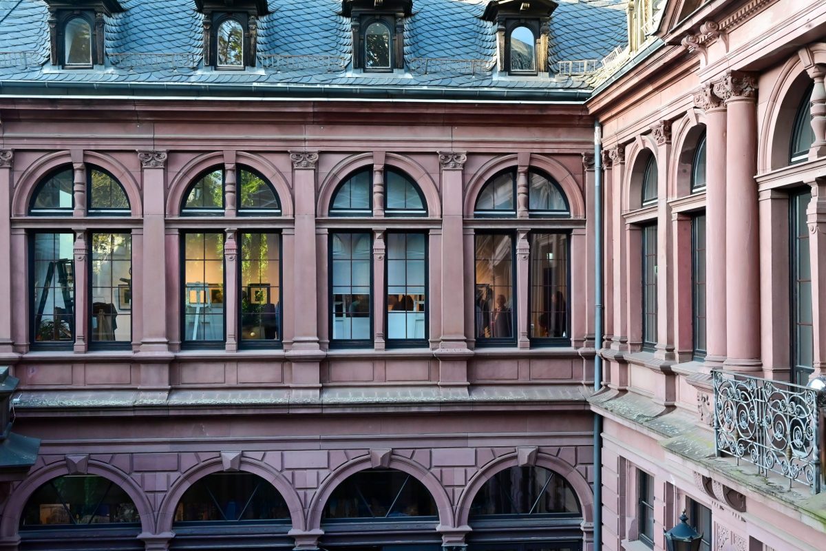 Frankfurt am Main, 28.04.2026, Stadtteil Westend, Ulmenstrasse 20, Vernissage der Fotoaustellung „Erbe sichern, um Zukunft zu gestalten". Die Ausstellung erzählt die außergewöhnliche Geschichte von vier Fotografen aus einem traditionsreichen Fotohaus in Schweidnitz (heute Świdnica, Polen) – vom Atelier in der Kaiserzeit über ein Fotostudio nach dem Zweiten Weltkrieg bis hin zum modernen Bildjournalismus. Gezeigt werden historische Fotografien, original Fotoausrüstungen aus den 1920er-Jahren sowie zeitgenössische Arbeiten aus Frankfurt am Main. Mit Fotografien von Leonhard Hamerski und anderen.(c) FOTO: Rainer Rüffer (Rueffer)