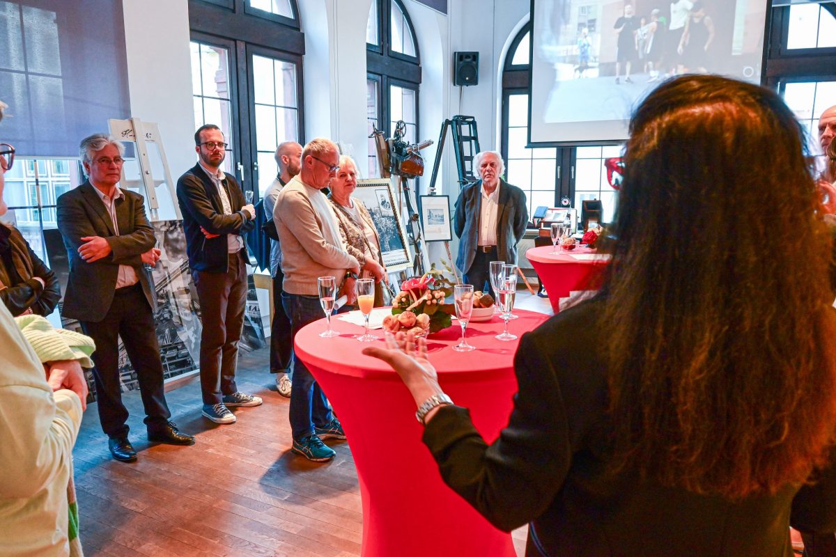 Frankfurt am Main, 28.04.2026, Stadtteil Westend, Ulmenstrasse 20, Vernissage der Fotoaustellung „Erbe sichern, um Zukunft zu gestalten". Die Ausstellung erzählt die außergewöhnliche Geschichte von vier Fotografen aus einem traditionsreichen Fotohaus in Schweidnitz (heute Świdnica, Polen) – vom Atelier in der Kaiserzeit über ein Fotostudio nach dem Zweiten Weltkrieg bis hin zum modernen Bildjournalismus. Gezeigt werden historische Fotografien, original Fotoausrüstungen aus den 1920er-Jahren sowie zeitgenössische Arbeiten aus Frankfurt am Main. Mit Fotografien von Leonhard Hamerski (m.) und anderen.(c) FOTO: Rainer Rüffer (Rueffer)