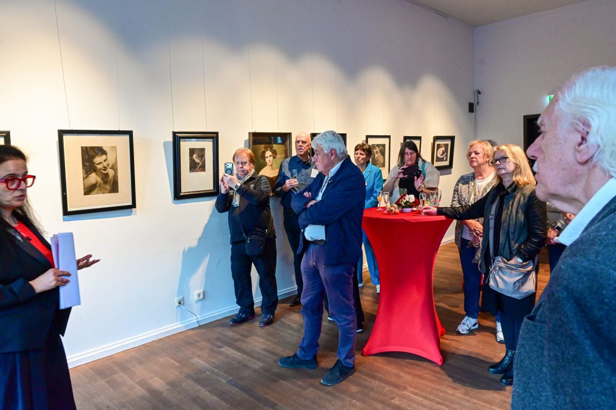 Frankfurt am Main, 28.04.2026, Stadtteil Westend, Ulmenstrasse 20, Vernissage der Fotoaustellung „Erbe sichern, um Zukunft zu gestalten". Die Ausstellung erzählt die außergewöhnliche Geschichte von vier Fotografen aus einem traditionsreichen Fotohaus in Schweidnitz (heute Świdnica, Polen) – vom Atelier in der Kaiserzeit über ein Fotostudio nach dem Zweiten Weltkrieg bis hin zum modernen Bildjournalismus. Gezeigt werden historische Fotografien, original Fotoausrüstungen aus den 1920er-Jahren sowie zeitgenössische Arbeiten aus Frankfurt am Main. Mit Fotografien von Leonhard Hamerski (r.) und anderen. Links Journalistin Alexandra Flieth.(c) FOTO: Rainer Rüffer (Rueffer)
