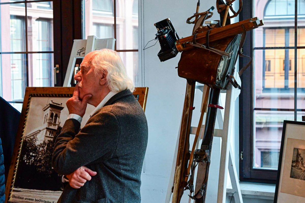 Frankfurt am Main, 28.04.2026, Stadtteil Westend, Ulmenstrasse 20, Vernissage der Fotoaustellung „Erbe sichern, um Zukunft zu gestalten". Die Ausstellung erzählt die außergewöhnliche Geschichte von vier Fotografen aus einem traditionsreichen Fotohaus in Schweidnitz (heute Świdnica, Polen) – vom Atelier in der Kaiserzeit über ein Fotostudio nach dem Zweiten Weltkrieg bis hin zum modernen Bildjournalismus. Gezeigt werden historische Fotografien, original Fotoausrüstungen aus den 1920er-Jahren sowie zeitgenössische Arbeiten aus Frankfurt am Main. Mit Fotografien von Leonhard Hamerski (m.) und anderen.(c) FOTO: Rainer Rüffer (Rueffer)
