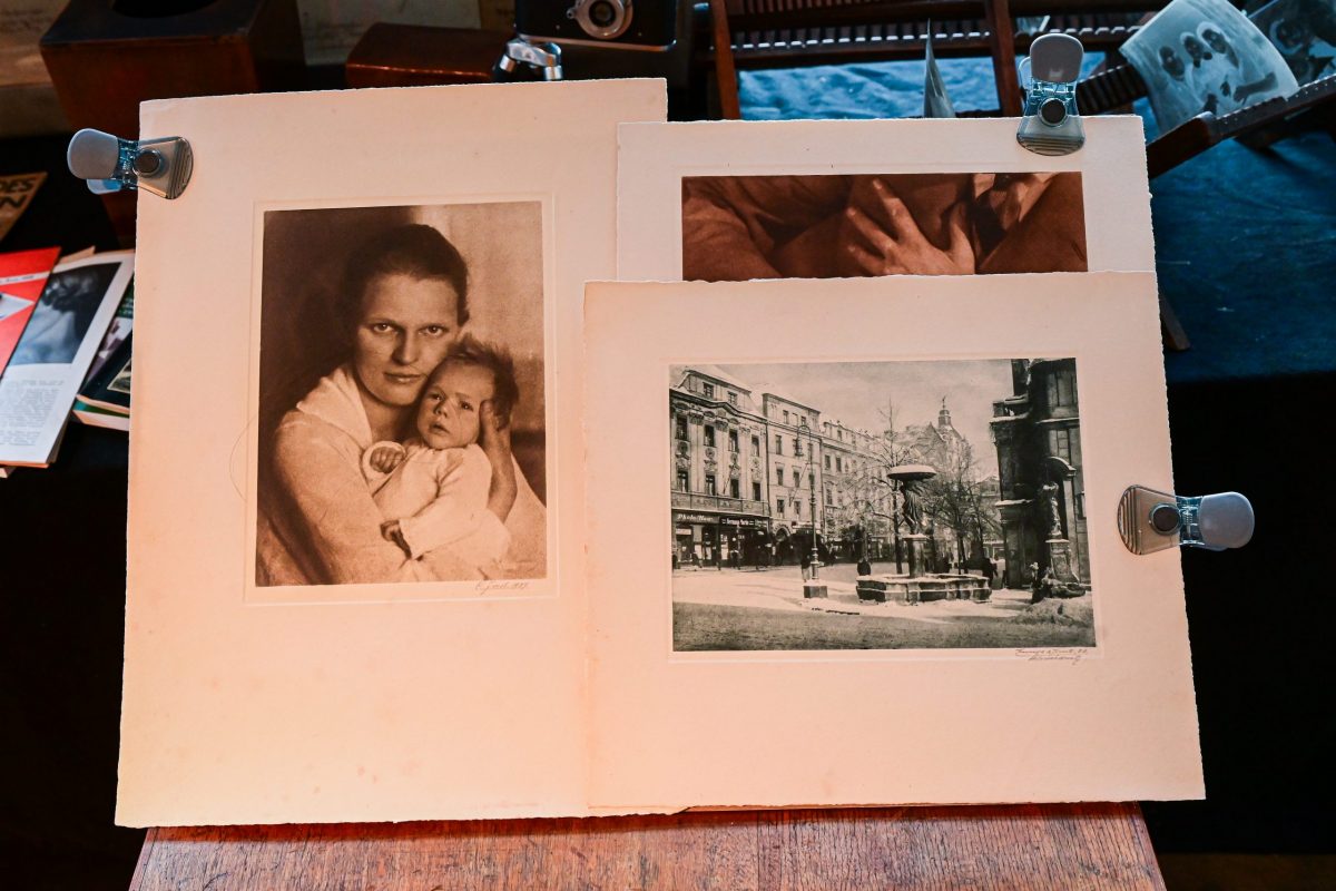 Frankfurt am Main, 28.04.2026, Stadtteil Westend, Ulmenstrasse 20, Vernissage der Fotoaustellung „Erbe sichern, um Zukunft zu gestalten". Die Ausstellung erzählt die außergewöhnliche Geschichte von vier Fotografen aus einem traditionsreichen Fotohaus in Schweidnitz (heute Świdnica, Polen) – vom Atelier in der Kaiserzeit über ein Fotostudio nach dem Zweiten Weltkrieg bis hin zum modernen Bildjournalismus. Gezeigt werden historische Fotografien, original Fotoausrüstungen aus den 1920er-Jahren sowie zeitgenössische Arbeiten aus Frankfurt am Main. Mit Fotografien von Leonhard Hamerski und anderen.(c) FOTO: Rainer Rüffer (Rueffer)