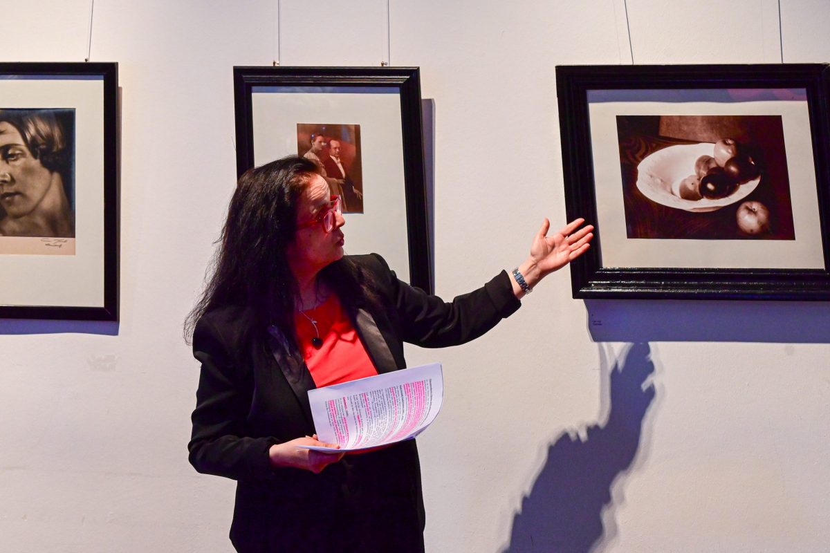 Frankfurt am Main, 28.04.2026, Stadtteil Westend, Ulmenstrasse 20, Vernissage der Fotoaustellung „Erbe sichern, um Zukunft zu gestalten". Die Ausstellung erzählt die außergewöhnliche Geschichte von vier Fotografen aus einem traditionsreichen Fotohaus in Schweidnitz (heute Świdnica, Polen) – vom Atelier in der Kaiserzeit über ein Fotostudio nach dem Zweiten Weltkrieg bis hin zum modernen Bildjournalismus. Gezeigt werden historische Fotografien, original Fotoausrüstungen aus den 1920er-Jahren sowie zeitgenössische Arbeiten aus Frankfurt am Main. Mit Fotografien von Leonhard Hamerski und anderen. HIER: Einführung von Journalistin Alexandra Flieth.(c) FOTO: Rainer Rüffer (Rueffer)