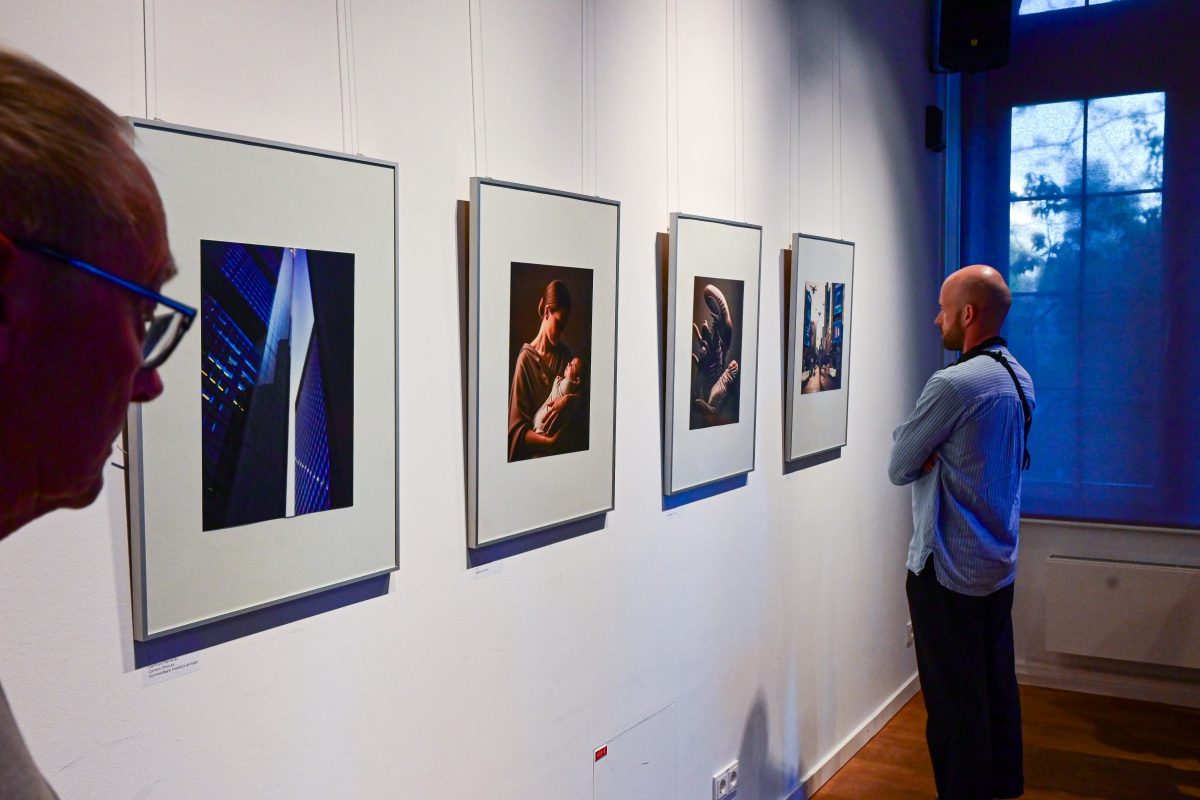 Frankfurt am Main, 28.04.2026, Stadtteil Westend, Ulmenstrasse 20, Vernissage der Fotoaustellung „Erbe sichern, um Zukunft zu gestalten". Die Ausstellung erzählt die außergewöhnliche Geschichte von vier Fotografen aus einem traditionsreichen Fotohaus in Schweidnitz (heute Świdnica, Polen) – vom Atelier in der Kaiserzeit über ein Fotostudio nach dem Zweiten Weltkrieg bis hin zum modernen Bildjournalismus. Gezeigt werden historische Fotografien, original Fotoausrüstungen aus den 1920er-Jahren sowie zeitgenössische Arbeiten aus Frankfurt am Main. Mit Fotografien von Leonhard Hamerski und anderen.(c) FOTO: Rainer Rüffer (Rueffer)