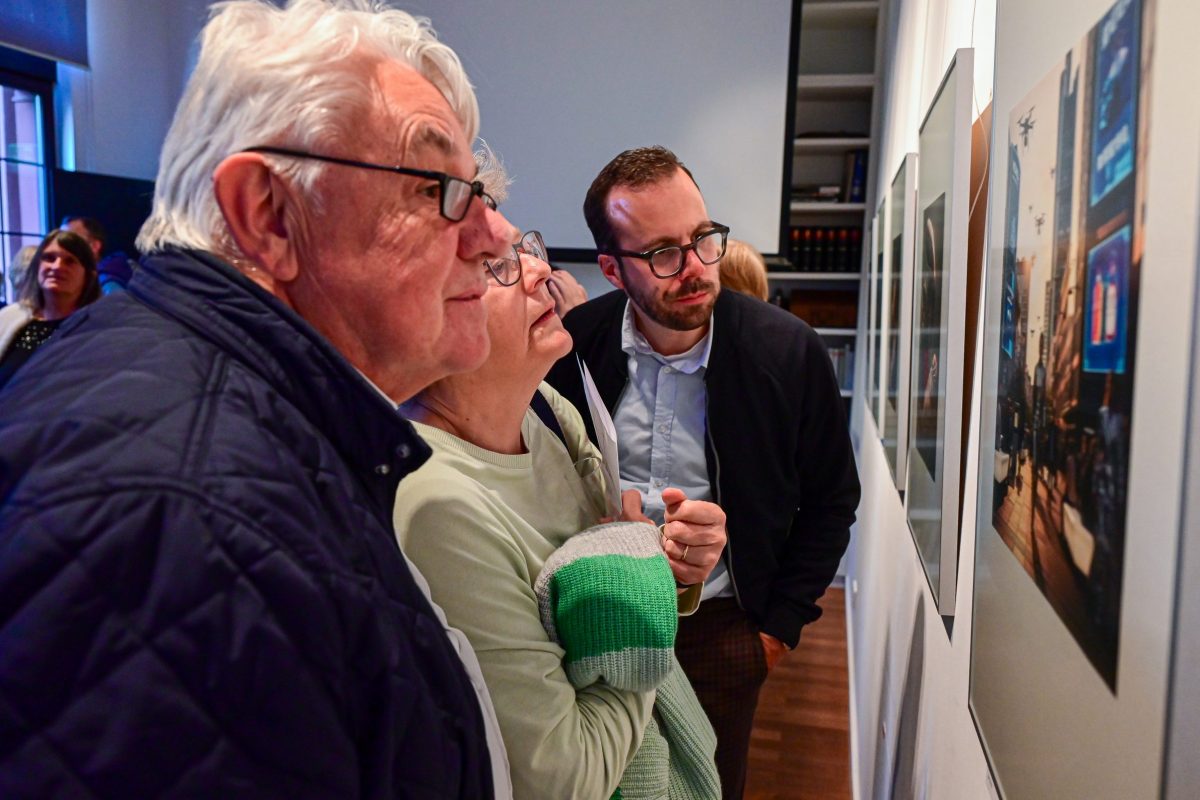 Frankfurt am Main, 28.04.2026, Stadtteil Westend, Ulmenstrasse 20, Vernissage der Fotoaustellung „Erbe sichern, um Zukunft zu gestalten". Die Ausstellung erzählt die außergewöhnliche Geschichte von vier Fotografen aus einem traditionsreichen Fotohaus in Schweidnitz (heute Świdnica, Polen) – vom Atelier in der Kaiserzeit über ein Fotostudio nach dem Zweiten Weltkrieg bis hin zum modernen Bildjournalismus. Gezeigt werden historische Fotografien, original Fotoausrüstungen aus den 1920er-Jahren sowie zeitgenössische Arbeiten aus Frankfurt am Main. Mit Fotografien von Leonhard Hamerski und anderen.(c) FOTO: Rainer Rüffer (Rueffer)