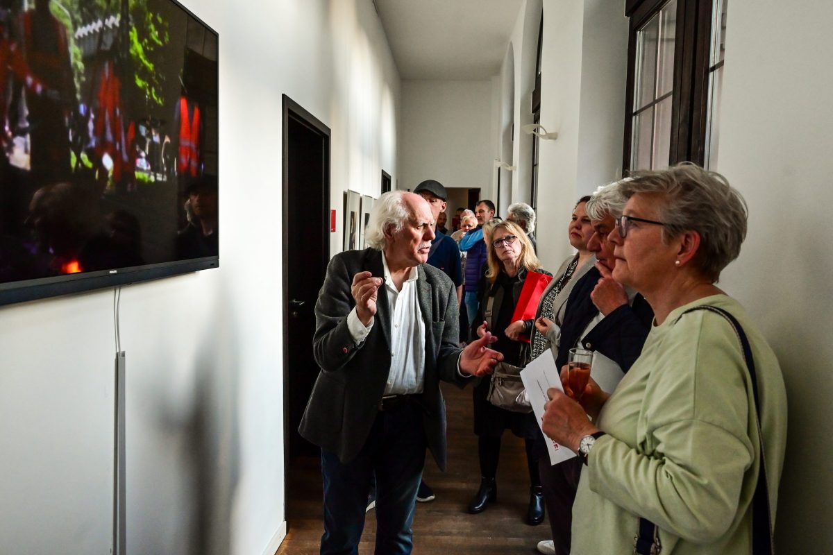 Frankfurt am Main, 28.04.2026, Stadtteil Westend, Ulmenstrasse 20, Vernissage der Fotoaustellung „Erbe sichern, um Zukunft zu gestalten". Die Ausstellung erzählt die außergewöhnliche Geschichte von vier Fotografen aus einem traditionsreichen Fotohaus in Schweidnitz (heute Świdnica, Polen) – vom Atelier in der Kaiserzeit über ein Fotostudio nach dem Zweiten Weltkrieg bis hin zum modernen Bildjournalismus. Gezeigt werden historische Fotografien, original Fotoausrüstungen aus den 1920er-Jahren sowie zeitgenössische Arbeiten aus Frankfurt am Main. Mit Fotografien von Leonhard Hamerski (l.) und anderen.(c) FOTO: Rainer Rüffer (Rueffer)