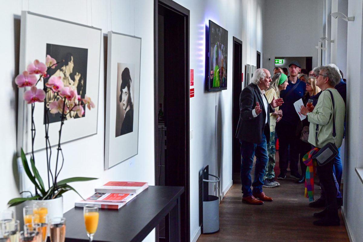 Frankfurt am Main, 28.04.2026, Stadtteil Westend, Ulmenstrasse 20, Vernissage der Fotoaustellung „Erbe sichern, um Zukunft zu gestalten". Die Ausstellung erzählt die außergewöhnliche Geschichte von vier Fotografen aus einem traditionsreichen Fotohaus in Schweidnitz (heute Świdnica, Polen) – vom Atelier in der Kaiserzeit über ein Fotostudio nach dem Zweiten Weltkrieg bis hin zum modernen Bildjournalismus. Gezeigt werden historische Fotografien, original Fotoausrüstungen aus den 1920er-Jahren sowie zeitgenössische Arbeiten aus Frankfurt am Main. Mit Fotografien von Leonhard Hamerski (l.) und anderen.(c) FOTO: Rainer Rüffer (Rueffer)