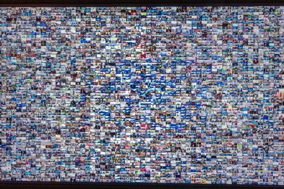 Frankfurt am Main, 08.08.2026, Stadtteil Sachsenhausen, Museumsufer, Besuch des Frankfurter-Presseclubs (FPC) im Museum für Kommunikation. HIER: Bilderflut auf Monitor. (c) FOTO: Rainer Rüffer (Rueffer)