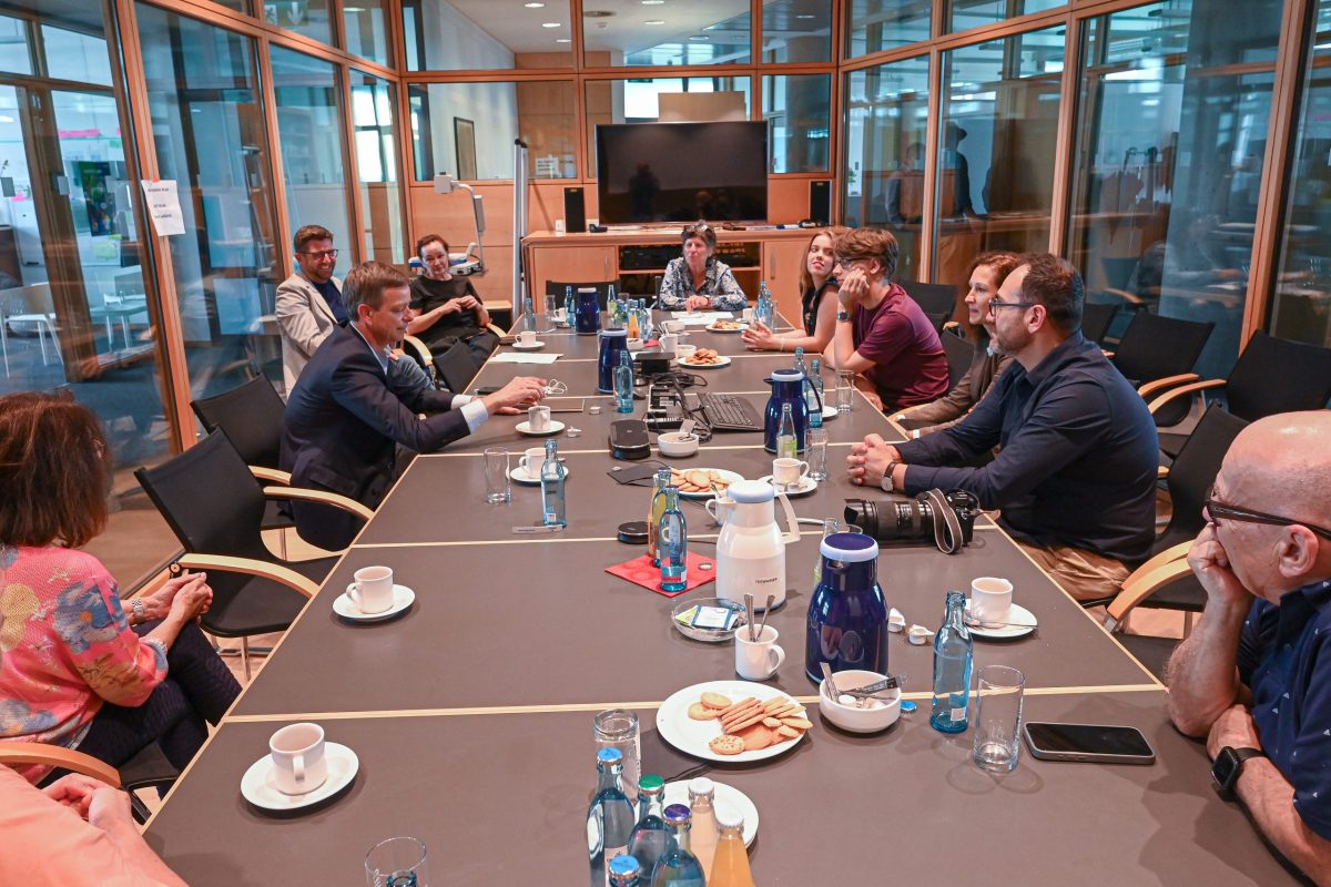 Lepzig, 19.08.2026, Ganztägige Fortbildungsreise des Frankfurter-Presseclubs zum Mitteldeutschen Rundfunk (mdr) nach Leipzig. HIER: Teilnehmer im Gespräch mit MDR-Programmdirektor Boris Lochthofen (Mitte links). (c) FOTO: Rainer Rüffer (Rueffer)