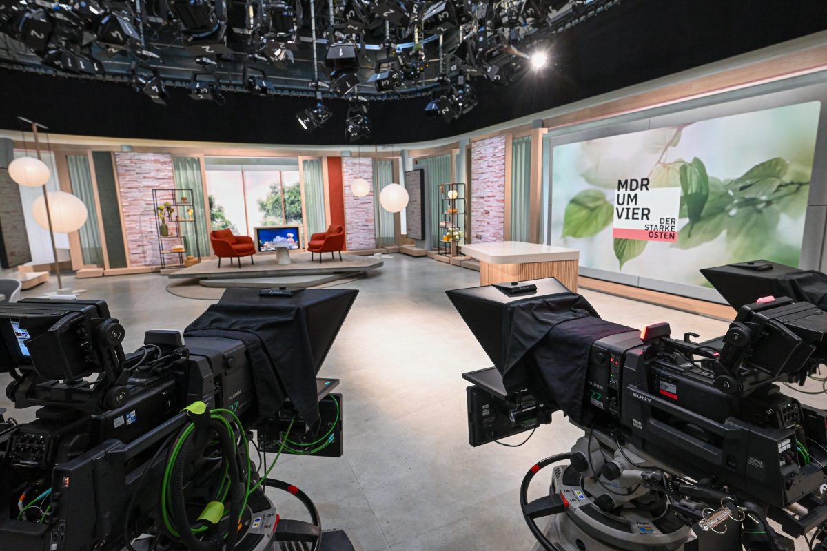 Lepzig, 19.08.2026, Ganztägige Fortbildungsreise des Frankfurter-Presseclubs zum Mitteldeutschen Rundfunk (mdr) nach Leipzig. HIER: Blick in Fersehstudio. (c) FOTO: Rainer Rüffer (Rueffer)
