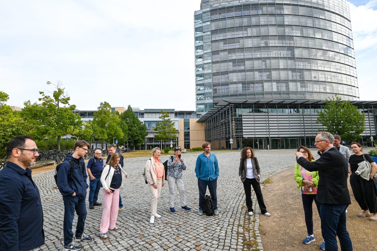 Lepzig, 19.08.2026, Ganztägige Fortbildungsreise des Frankfurter-Presseclubs zum Mitteldeutschen Rundfunk (mdr) nach Leipzig. HIER: Funkhaus auf ehemaligem Schlachthofgelände. (c) FOTO: Rainer Rüffer (Rueffer)