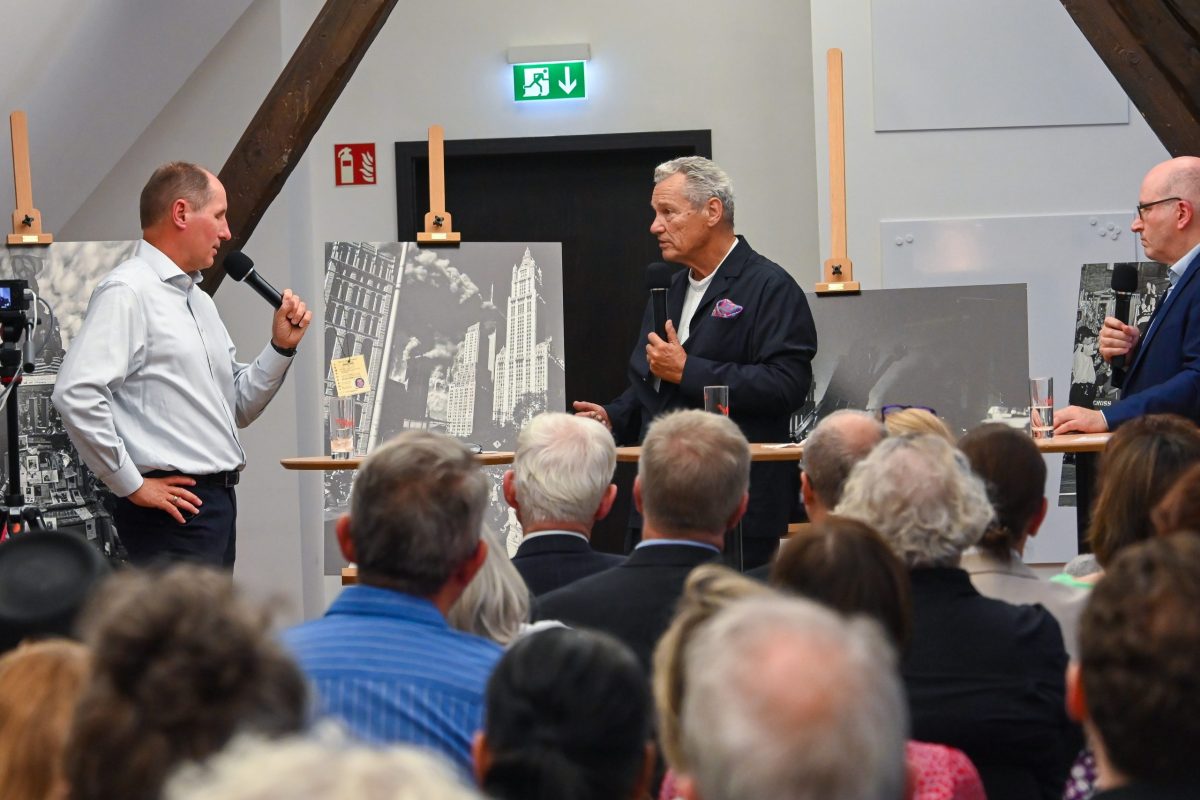 Frankfurt am Main, 11.09.2026, Stadtteil Westend, Ulmenstrasse20, Palais Livingstone, Frankfurter Presseclub (FPC), Clubabend "9/11 -25Jahre danach". Mit Cai Tore Philippsen.( FAZ), (l.) Fotograf Helmut Fricke (FAZ) (m.) und Alfons Kaiser (FAZ) (r.). (c) FOTO: Rainer Rüffer (Rueffer)