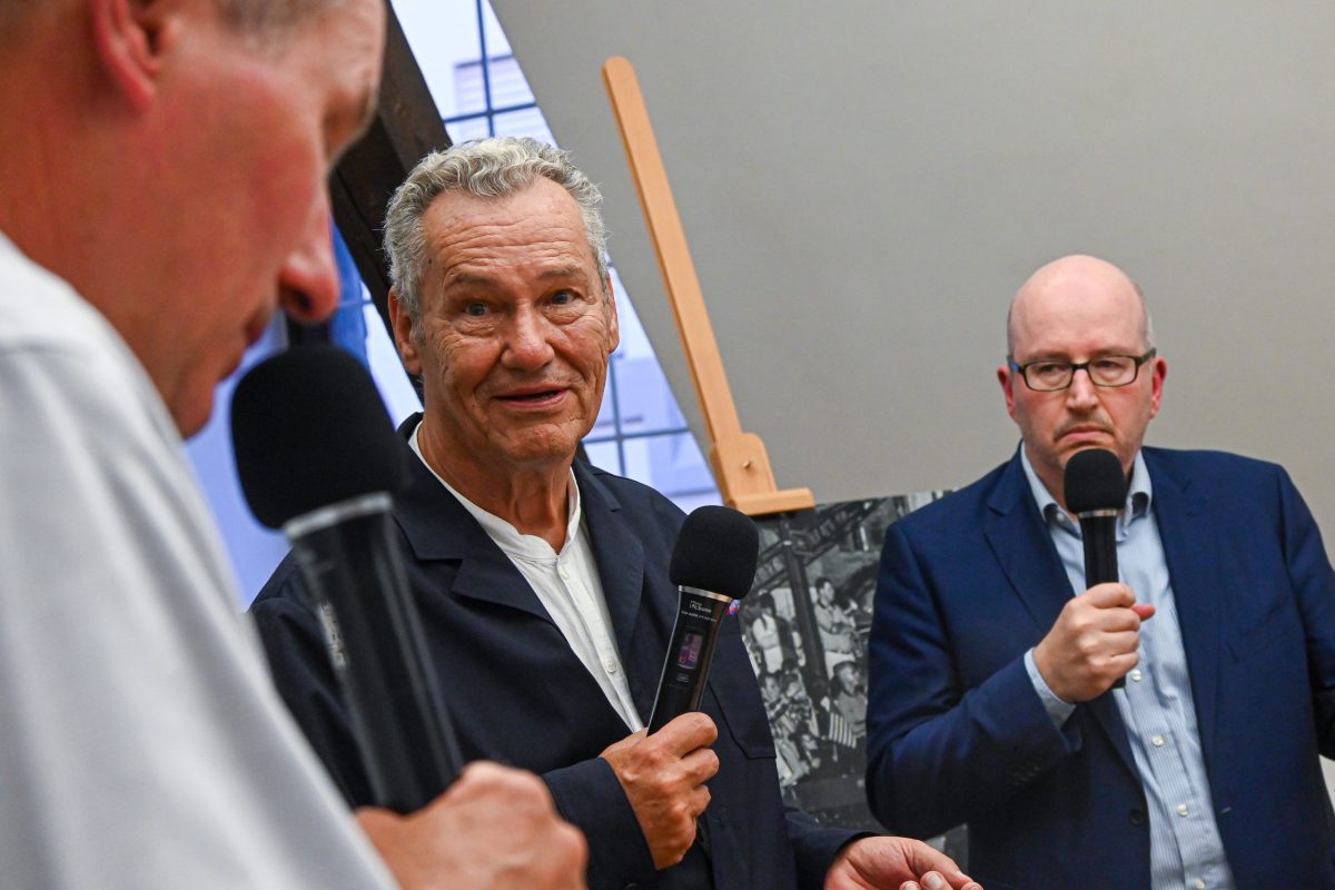 Frankfurt am Main, 11.09.2026, Stadtteil Westend, Ulmenstrasse20, Palais Livingstone, Frankfurter Presseclub (FPC), Clubabend "9/11 -25Jahre danach". Mit Cai Tore Philippsen.( FAZ), (l.) Fotograf Helmut Fricke (FAZ) (m.) und Alfons Kaiser (FAZ) (r.). (c) FOTO: Rainer Rüffer (Rueffer)