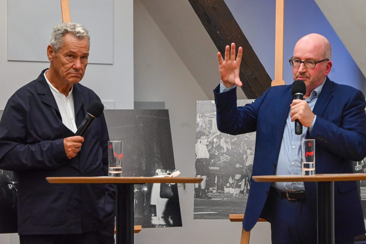 Frankfurt am Main, 11.09.2026, Stadtteil Westend, Ulmenstrasse20, Palais Livingstone, Frankfurter Presseclub (FPC), Clubabend "9/11 -25Jahre danach". HIER: Fotograf Helmut Fricke (FAZ) (l.) und Alfons Kaiser (FAZ) (r.). (c) FOTO: Rainer Rüffer (Rueffer)